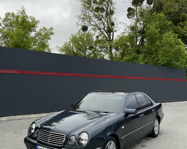 Синій Мерседес Е-Клас, об'ємом двигуна 2 л та пробігом 590 тис. км за 3500 $, фото 1 на Automoto.ua