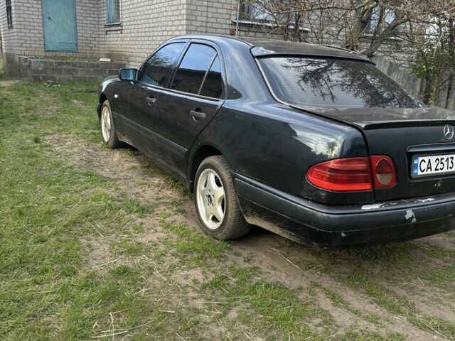 Синій Мерседес Е-Клас, об'ємом двигуна 2.2 л та пробігом 297 тис. км за 1716 $, фото 1 на Automoto.ua