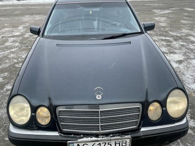 Синий Мерседес Е-Класс, объемом двигателя 2.5 л и пробегом 350 тыс. км за 3350 $, фото 1 на Automoto.ua