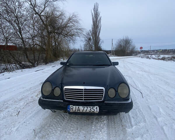 Синій Мерседес Е-Клас, об'ємом двигуна 2.2 л та пробігом 300 тис. км за 1190 $, фото 1 на Automoto.ua
