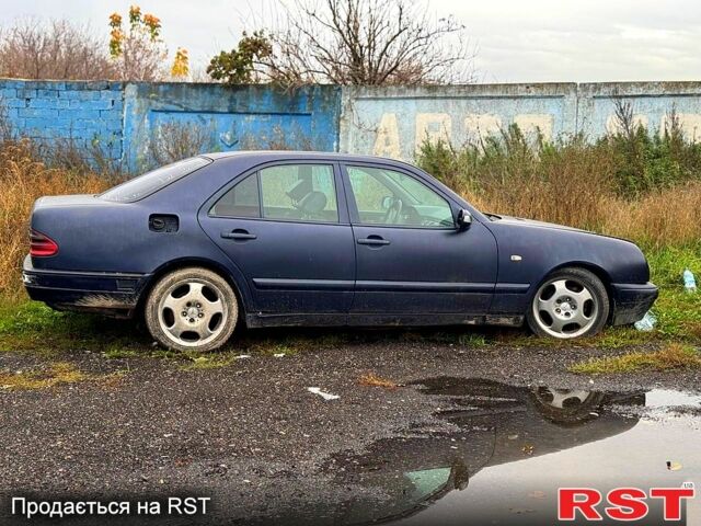Синій Мерседес Е-Клас, об'ємом двигуна 2 л та пробігом 300 тис. км за 999 $, фото 1 на Automoto.ua