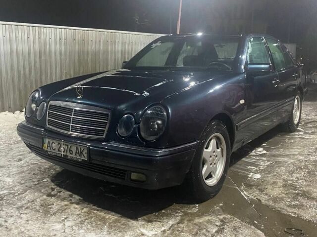 Синий Мерседес Е-Класс, объемом двигателя 3.2 л и пробегом 400 тыс. км за 2100 $, фото 1 на Automoto.ua