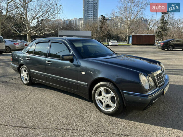 Синий Мерседес Е-Класс, объемом двигателя 4.3 л и пробегом 126 тыс. км за 9800 $, фото 1 на Automoto.ua