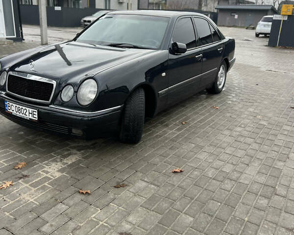 Синий Мерседес Е-Класс, объемом двигателя 2 л и пробегом 200 тыс. км за 3600 $, фото 1 на Automoto.ua