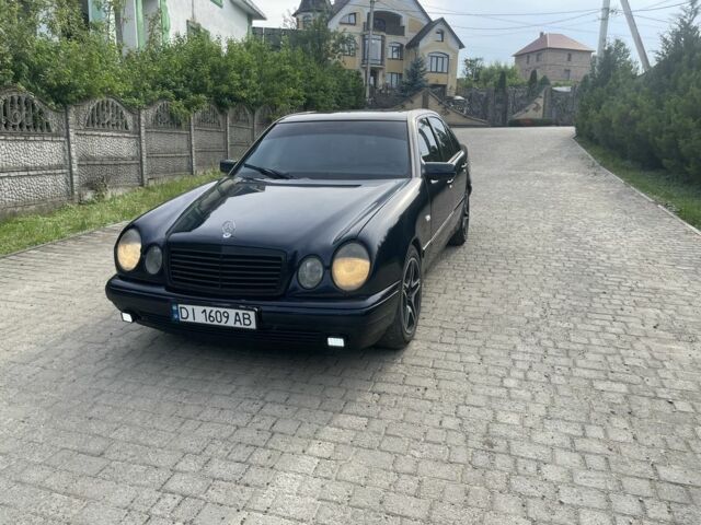 Синій Мерседес Е-Клас, об'ємом двигуна 2 л та пробігом 300 тис. км за 2000 $, фото 1 на Automoto.ua