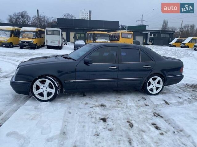 Синий Мерседес Е-Класс, объемом двигателя 2.4 л и пробегом 350 тыс. км за 4000 $, фото 1 на Automoto.ua