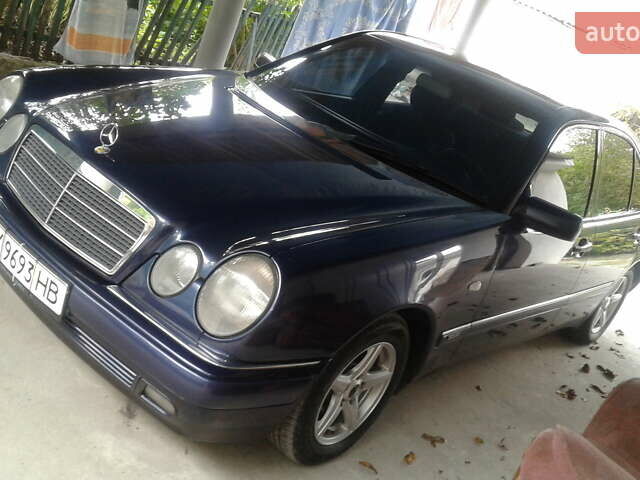 Синий Мерседес Е-Класс, объемом двигателя 2 л и пробегом 321 тыс. км за 4250 $, фото 1 на Automoto.ua