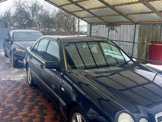 Синій Мерседес Е-Клас, об'ємом двигуна 2 л та пробігом 250 тис. км за 1850 $, фото 1 на Automoto.ua