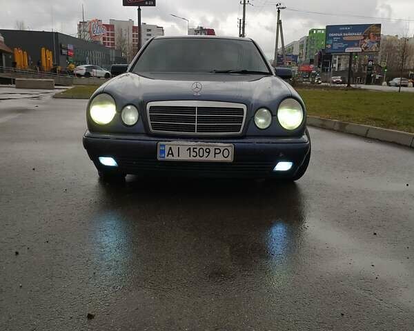Синий Мерседес Е-Класс, объемом двигателя 2.15 л и пробегом 255 тыс. км за 4999 $, фото 1 на Automoto.ua