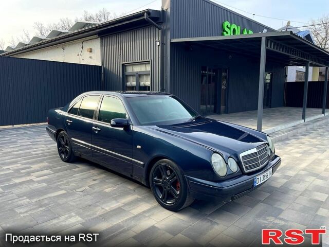 Синий Мерседес Е-Класс, объемом двигателя 2.8 л и пробегом 370 тыс. км за 2555 $, фото 1 на Automoto.ua