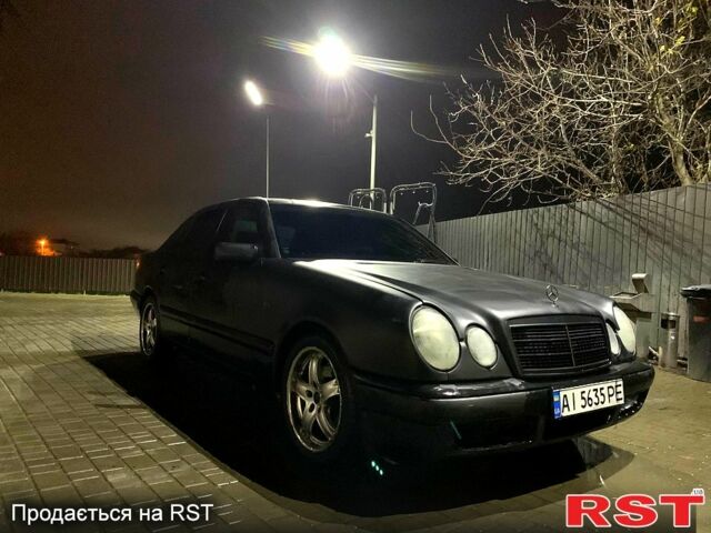 Синий Мерседес Е-Класс, объемом двигателя 2 л и пробегом 200 тыс. км за 2450 $, фото 1 на Automoto.ua