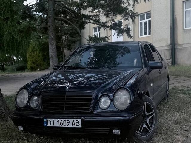 Синий Мерседес Е-Класс, объемом двигателя 2 л и пробегом 250 тыс. км за 2000 $, фото 1 на Automoto.ua