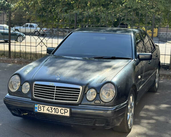 Синий Мерседес Е-Класс, объемом двигателя 2.8 л и пробегом 450 тыс. км за 2400 $, фото 1 на Automoto.ua