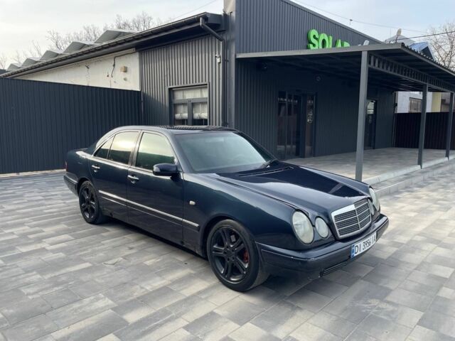 Синий Мерседес Е-Класс, объемом двигателя 2.8 л и пробегом 370 тыс. км за 2555 $, фото 1 на Automoto.ua