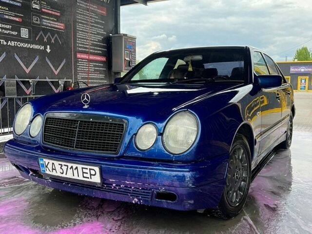 Синий Мерседес Е-Класс, объемом двигателя 2.3 л и пробегом 300 тыс. км за 3600 $, фото 1 на Automoto.ua