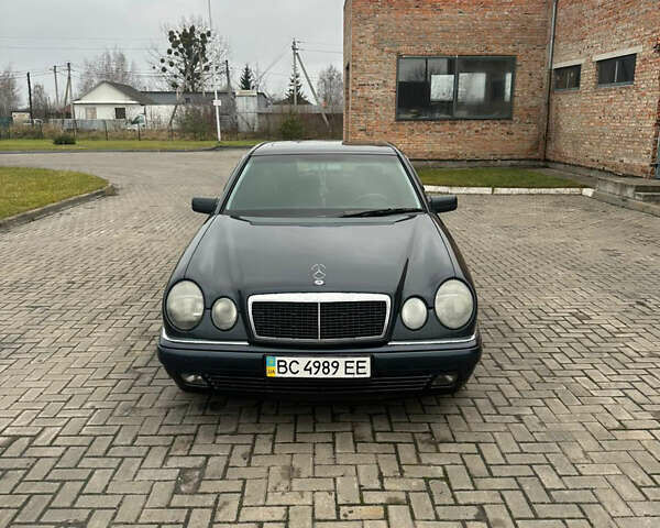 Синий Мерседес Е-Класс, объемом двигателя 2.2 л и пробегом 388 тыс. км за 4950 $, фото 1 на Automoto.ua