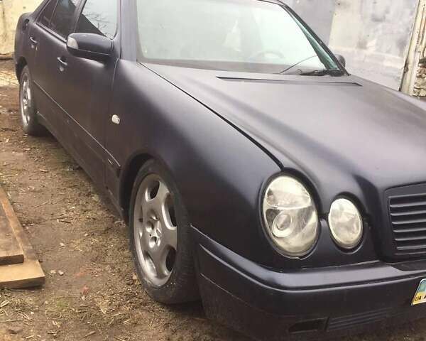 Синий Мерседес Е-Класс, объемом двигателя 2 л и пробегом 200 тыс. км за 2500 $, фото 1 на Automoto.ua