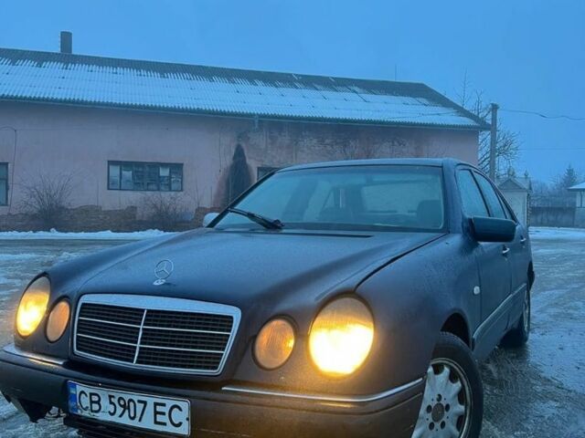 Синий Мерседес Е-Класс, объемом двигателя 2.5 л и пробегом 333 тыс. км за 1950 $, фото 1 на Automoto.ua
