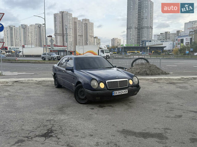 Синий Мерседес Е-Класс, объемом двигателя 2.4 л и пробегом 316 тыс. км за 2499 $, фото 1 на Automoto.ua