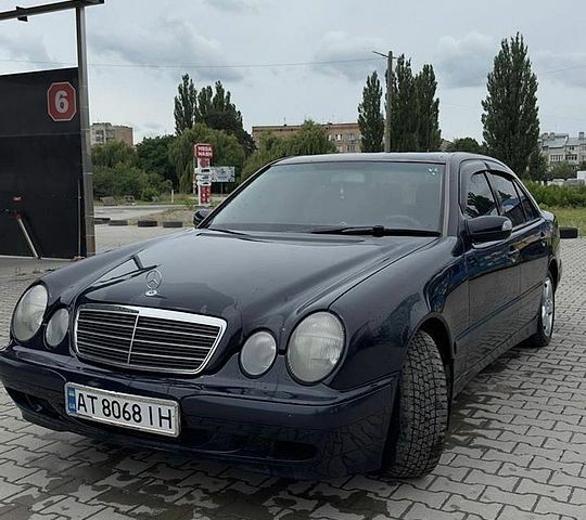 Синій Мерседес Е-Клас, об'ємом двигуна 2 л та пробігом 252 тис. км за 2600 $, фото 1 на Automoto.ua
