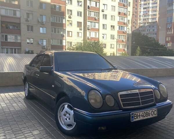 Синий Мерседес Е-Класс, объемом двигателя 2 л и пробегом 348 тыс. км за 4200 $, фото 1 на Automoto.ua