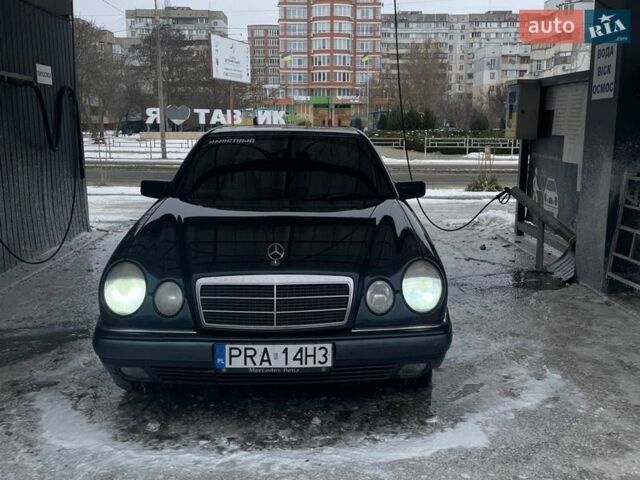 Синий Мерседес Е-Класс, объемом двигателя 2.2 л и пробегом 400 тыс. км за 1900 $, фото 1 на Automoto.ua