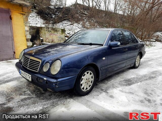 Синій Мерседес Е-Клас, об'ємом двигуна 2 л та пробігом 317 тис. км за 2800 $, фото 1 на Automoto.ua