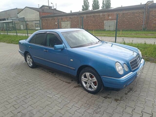 Синий Мерседес Е-Класс, объемом двигателя 2 л и пробегом 295 тыс. км за 3464 $, фото 1 на Automoto.ua