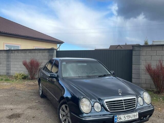 Синий Мерседес Е-Класс, объемом двигателя 2.1 л и пробегом 320 тыс. км за 3900 $, фото 1 на Automoto.ua