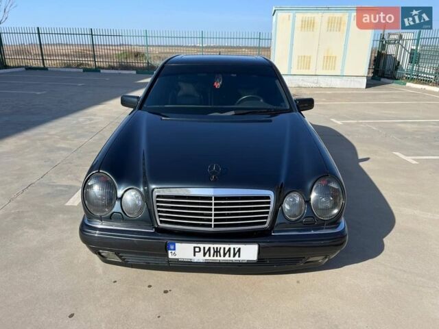 Синий Мерседес Е-Класс, объемом двигателя 3.2 л и пробегом 392 тыс. км за 3800 $, фото 1 на Automoto.ua