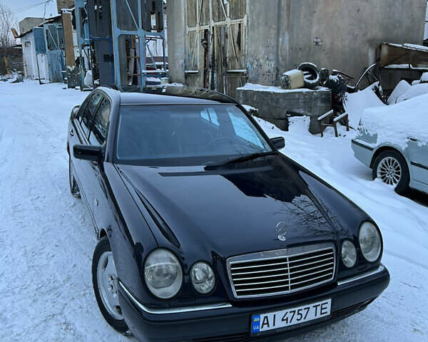 Синий Мерседес Е-Класс, объемом двигателя 2.4 л и пробегом 303 тыс. км за 3800 $, фото 1 на Automoto.ua