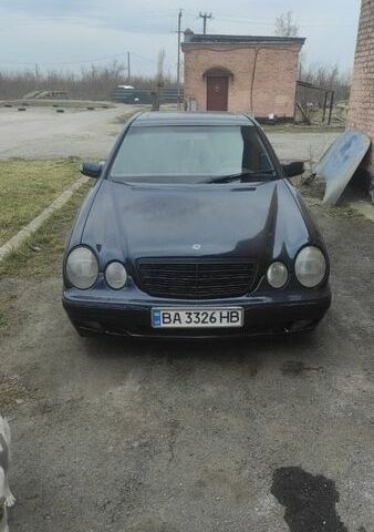 Синий Мерседес Е-Класс, объемом двигателя 2 л и пробегом 340 тыс. км за 3500 $, фото 1 на Automoto.ua