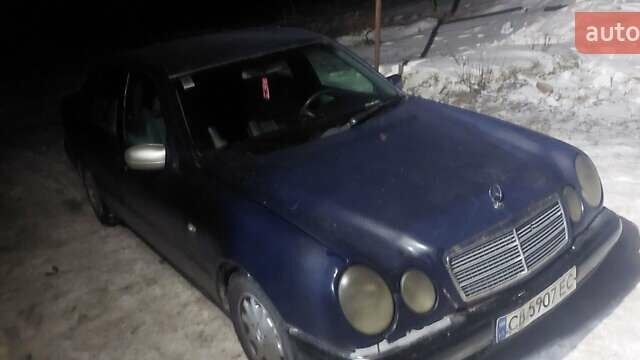 Синий Мерседес Е-Класс, объемом двигателя 2.5 л и пробегом 400 тыс. км за 2100 $, фото 1 на Automoto.ua