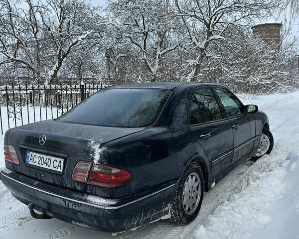 Синий Мерседес Е-Класс, объемом двигателя 2.4 л и пробегом 381 тыс. км за 2150 $, фото 1 на Automoto.ua