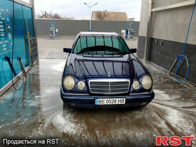 Синий Мерседес Е-Класс, объемом двигателя 3.2 л и пробегом 0 тыс. км за 3650 $, фото 1 на Automoto.ua