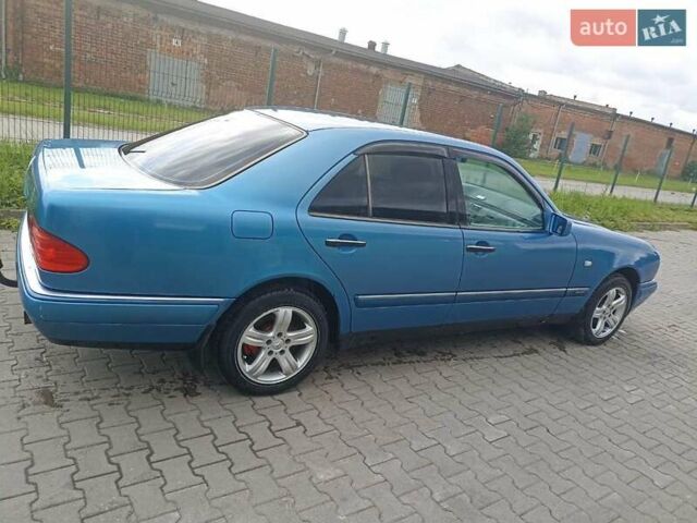 Синий Мерседес Е-Класс, объемом двигателя 2 л и пробегом 295 тыс. км за 3464 $, фото 1 на Automoto.ua