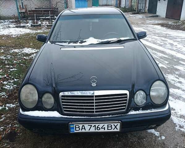 Синий Мерседес Е-Класс, объемом двигателя 3 л и пробегом 260 тыс. км за 4000 $, фото 1 на Automoto.ua