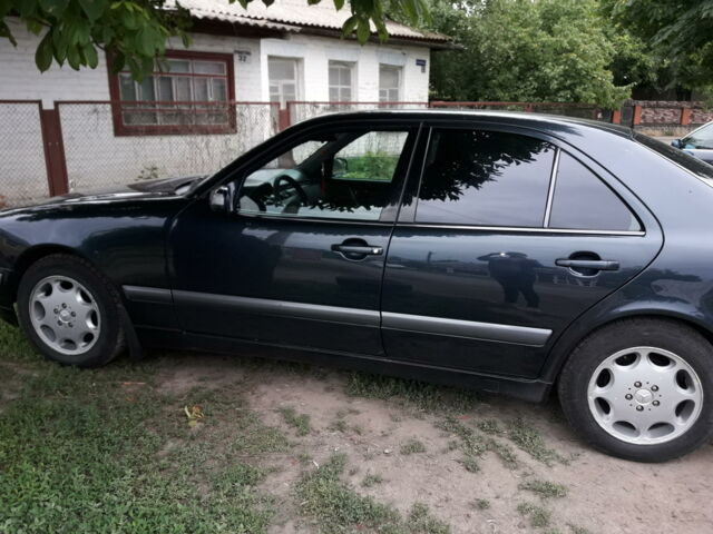 Синий Мерседес Е-Класс, объемом двигателя 2 л и пробегом 270 тыс. км за 5500 $, фото 1 на Automoto.ua