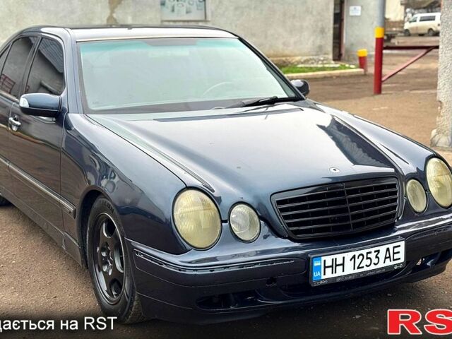 Синий Мерседес Е-Класс, объемом двигателя 2.1 л и пробегом 400 тыс. км за 3700 $, фото 1 на Automoto.ua