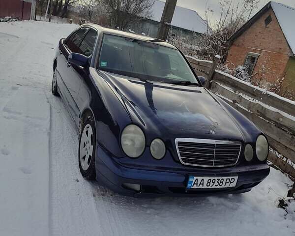 Синий Мерседес Е-Класс, объемом двигателя 2.2 л и пробегом 329 тыс. км за 4500 $, фото 1 на Automoto.ua