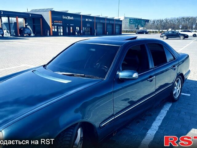 Синий Мерседес Е-Класс, объемом двигателя 3.2 л и пробегом 345 тыс. км за 3000 $, фото 1 на Automoto.ua