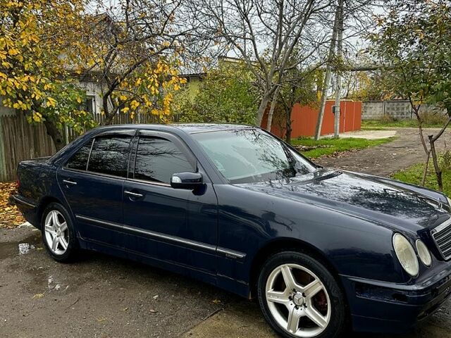 Синий Мерседес Е-Класс, объемом двигателя 4.3 л и пробегом 288 тыс. км за 1850 $, фото 1 на Automoto.ua