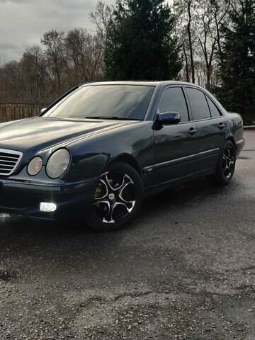 Синій Мерседес Е-Клас, об'ємом двигуна 2 л та пробігом 300 тис. км за 4700 $, фото 1 на Automoto.ua