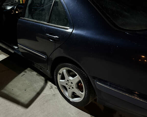 Синий Мерседес Е-Класс, объемом двигателя 2.1 л и пробегом 500 тыс. км за 2199 $, фото 1 на Automoto.ua