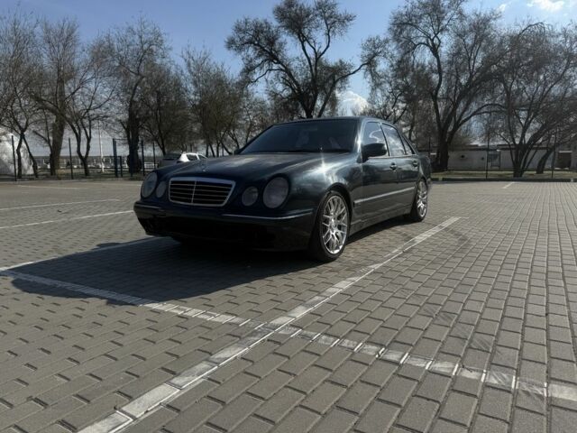 Синий Мерседес Е-Класс, объемом двигателя 3.2 л и пробегом 430 тыс. км за 4300 $, фото 1 на Automoto.ua