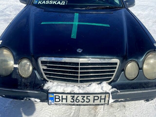 Синій Мерседес Е-Клас, об'ємом двигуна 3.2 л та пробігом 0 тис. км за 3000 $, фото 1 на Automoto.ua