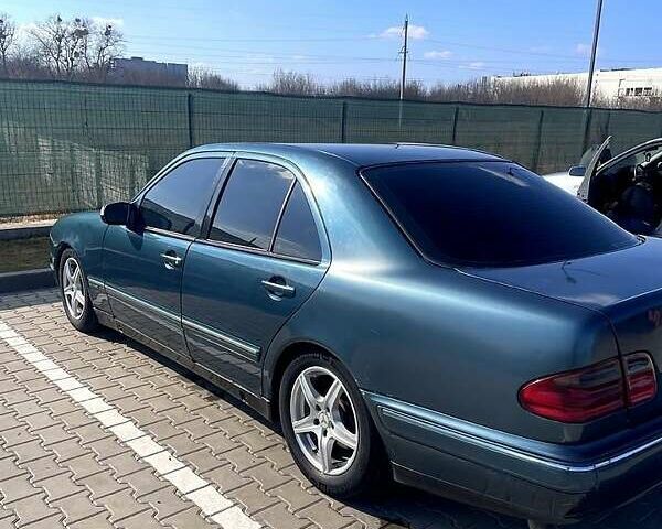 Синій Мерседес Е-Клас, об'ємом двигуна 3.2 л та пробігом 345 тис. км за 3000 $, фото 1 на Automoto.ua