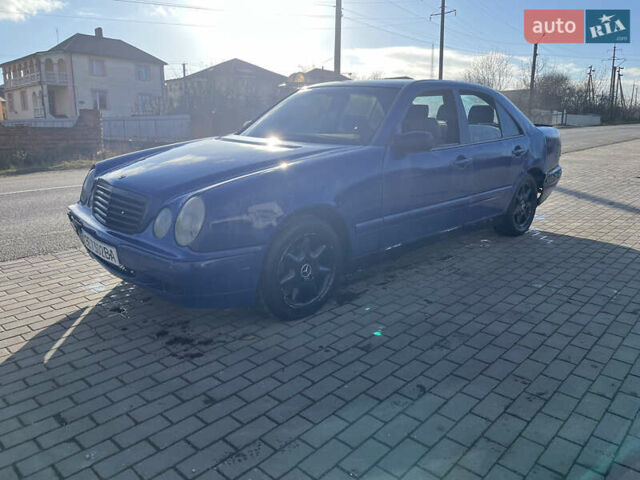 Синий Мерседес Е-Класс, объемом двигателя 2.2 л и пробегом 400 тыс. км за 1300 $, фото 1 на Automoto.ua