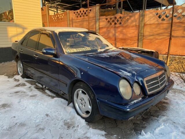 Синий Мерседес Е-Класс, объемом двигателя 2 л и пробегом 200 тыс. км за 2100 $, фото 1 на Automoto.ua