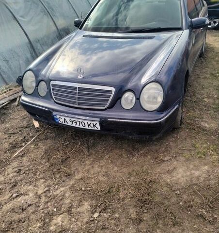 Синий Мерседес Е-Класс, объемом двигателя 2.7 л и пробегом 200 тыс. км за 2700 $, фото 1 на Automoto.ua